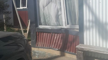 Perdió el control del auto y chocó con otro vehículo primero y después con una casa
