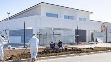 Últimos trabajos para la inauguración de un nuevo espacio municipal