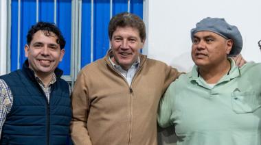 Melella encendió la parrilla: el gobernador de campaña comió un asado con remiseros
