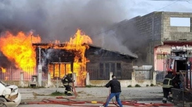 Voraz incendio destruyó una vivienda en el casco viejo de Río Grande