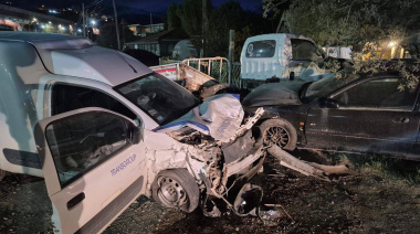 Un conductor perdió el control e impactó contra cuatro vehículos estacionados
