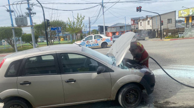 Conductor sofocó principio de incendio en su auto