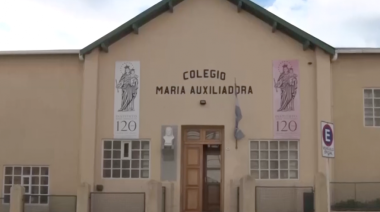 La nueva directora bloqueó el último día de clases y estalló la bronca de las familias