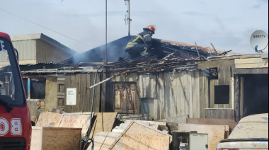 Seis personas trasladadas al hospital y una casa destruida tras un incendio en la Margen Sur