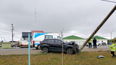 Camioneta impactó con un poste de iluminación