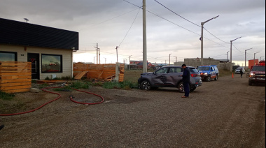 Dos menores chocaron a camioneta estacionada, que terminó contra un nicho de gas
