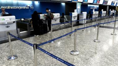 Paro de controladores aéreos complica vuelos y genera incertidumbre