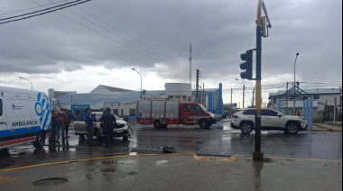 Una mujer fue trasladada al hospital luego de un choque