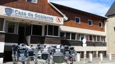 Mientras dan de baja pensiones del RUPE, el Gobierno fueguino aprueba contratos millonarios