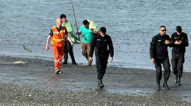 Tres pescadores quedaron rodeados por el agua ante la mirada de decenas de personas