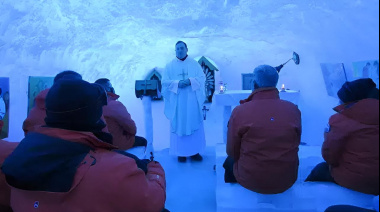 Capilla de hielo en la Antártida Argentina