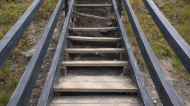 Denuncian peligro de derrumbe en una escalera peatonal del Barrio Caiquén