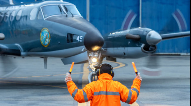 La Armada sumó un avión Beechcraft B-200 para reforzar los rescates en el Canal Beagle
