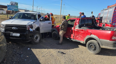 Choque entre dos vehículos en el acceso al barrio Los Cisnes