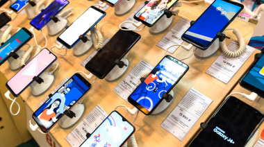 La quita de aranceles chocó con la realidad: los celulares siguen caros