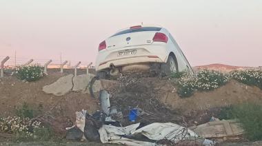 Un auto terminó sobre un montículo y fue hallado sin ocupantes