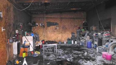 Incendio accidental en un taller mecánico de Ushuaia generó alarma vecinal