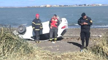 Vuelco impactante en la costa: Un auto quedó a metros de caer al río