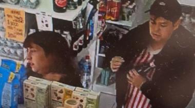 Cámaras de seguridad captaron a una pareja robando fernet en Chacra 2