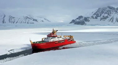 Un buque británico volvió a navegar por aguas argentinas con insignias de las Islas Malvinas