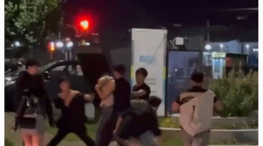 Escándalo a la salida de Plan B: al menos una docena de jóvenes a las piñas