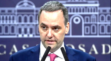 Golpeado por los escándalos, Manuel Adorni reaparece para intentar sostener su lugar en el Gobierno
