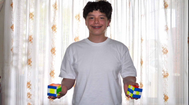 Adolescente talento del Cubo de Rubik, necesita apoyo para viajar al Sudamericano en Colombia