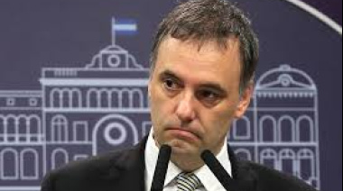 Allanamientos y más sospechas: la Justicia avanza sobre los vuelos privados de Adorni