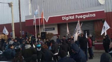 Cinco años sin solución: trabajadores de Digital Fueguina vuelven a reclamar en la puerta de la planta