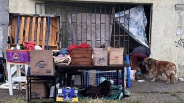Mujer vive en una carpa con su hijo y sus perritos tras ser desalojada