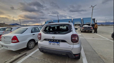 Destrozos en el estacionamiento del aeropuerto por ráfagas de más de 100 km/h
