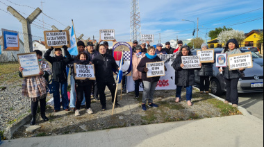 Policías territoriales retirados se manifestaron en las afueras de la presentación de Terra Ignis