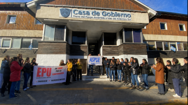 Profesionales estatales exigen aumentos salariales