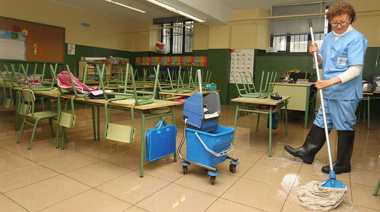 Trabajadores de limpieza de escuelas denuncian precarización extrema: “Estamos en negro y cobramos $400 mil”