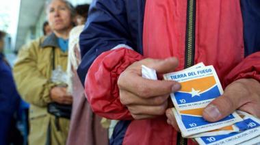 El fantasma de 2001: el Gobierno fueguino analiza emitir una cuasimoneda ante la crisis financiera