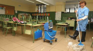 Trabajadores de limpieza de escuelas denuncian precarización extrema: “Estamos en negro y cobramos $400 mil”