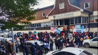 Casa de Gobierno: vecinos de Ushuaia reclamaron por el fuerte aumento del gas GLP