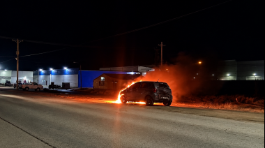 Voraz incendio destruyó un Volkswagen Fox en Ruta 3