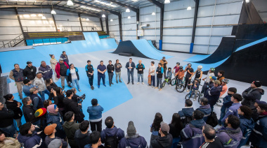 Jóvenes y familias ya disfrutan del renovado Parque de Deportes Urbanos de Río Grande