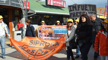 Profesionales marchan y advierten por nuevas medidas de fuerza