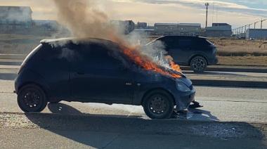Ford Ka quedó destruido por un incendio en plena avenida San Martín