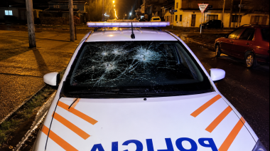 Con un martillo destrozó un patrullero y terminó detenido junto a otros dos hombres