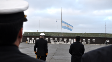 La Armada Argentina homenajeó a Manuel Belgrano y entregó espadas a suboficiales ascendidos
