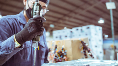 El empleo industrial cayó 32,5% en un año, aunque la electrónica mostró una leve recuperación