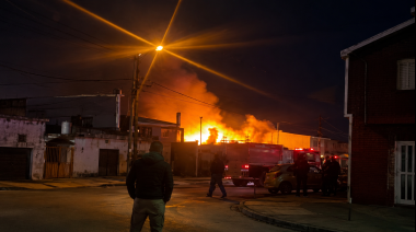 Una mujer murió en un incendio y un adolescente sufrió quemaduras