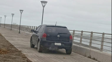 Multarán a un conductor por circular por la bicisenda y arrojar escombros en la Costanera