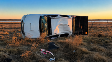 Una camioneta de una constructora volcó en la circunvalación y el conductor fue hospitalizado