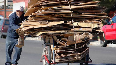Más de 350 mil personas cayeron en trabajos precarios desde 2024