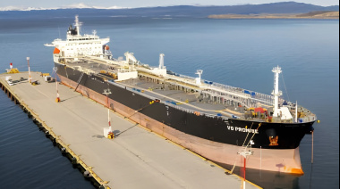 El ingreso de un buque petrolero desafía los alcances de la Ley Gaucho