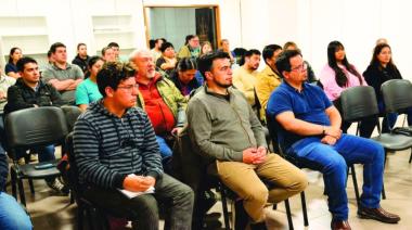 Buscó mostrar fuerza con la crisis educativa y terminó ante una sala casi vacía